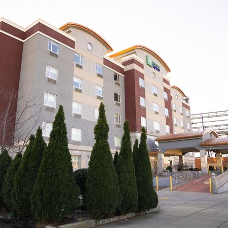 Holiday Inn Express Maspeth By Ihg New York City Exterior photo