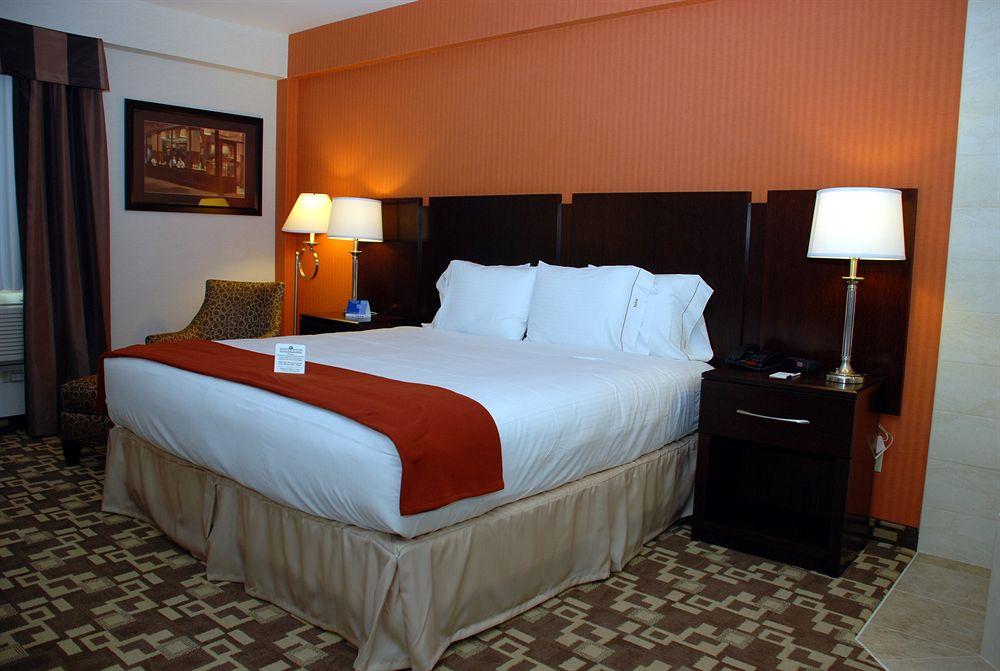Holiday Inn Express Maspeth By Ihg New York City Exterior photo