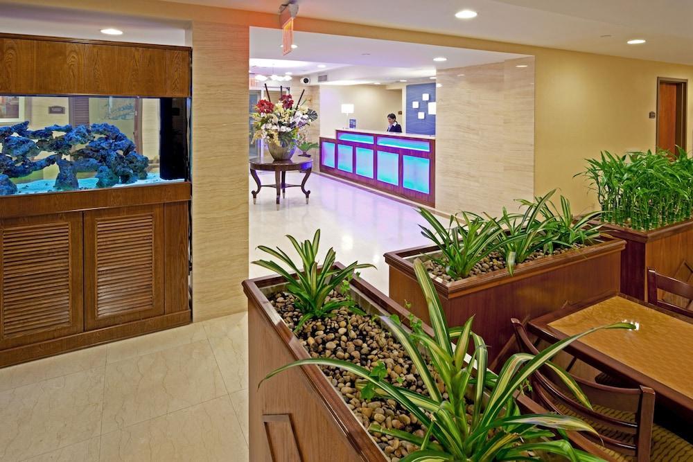 Holiday Inn Express Maspeth By Ihg New York City Exterior photo