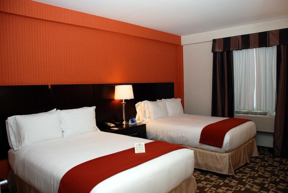 Holiday Inn Express Maspeth By Ihg New York City Exterior photo