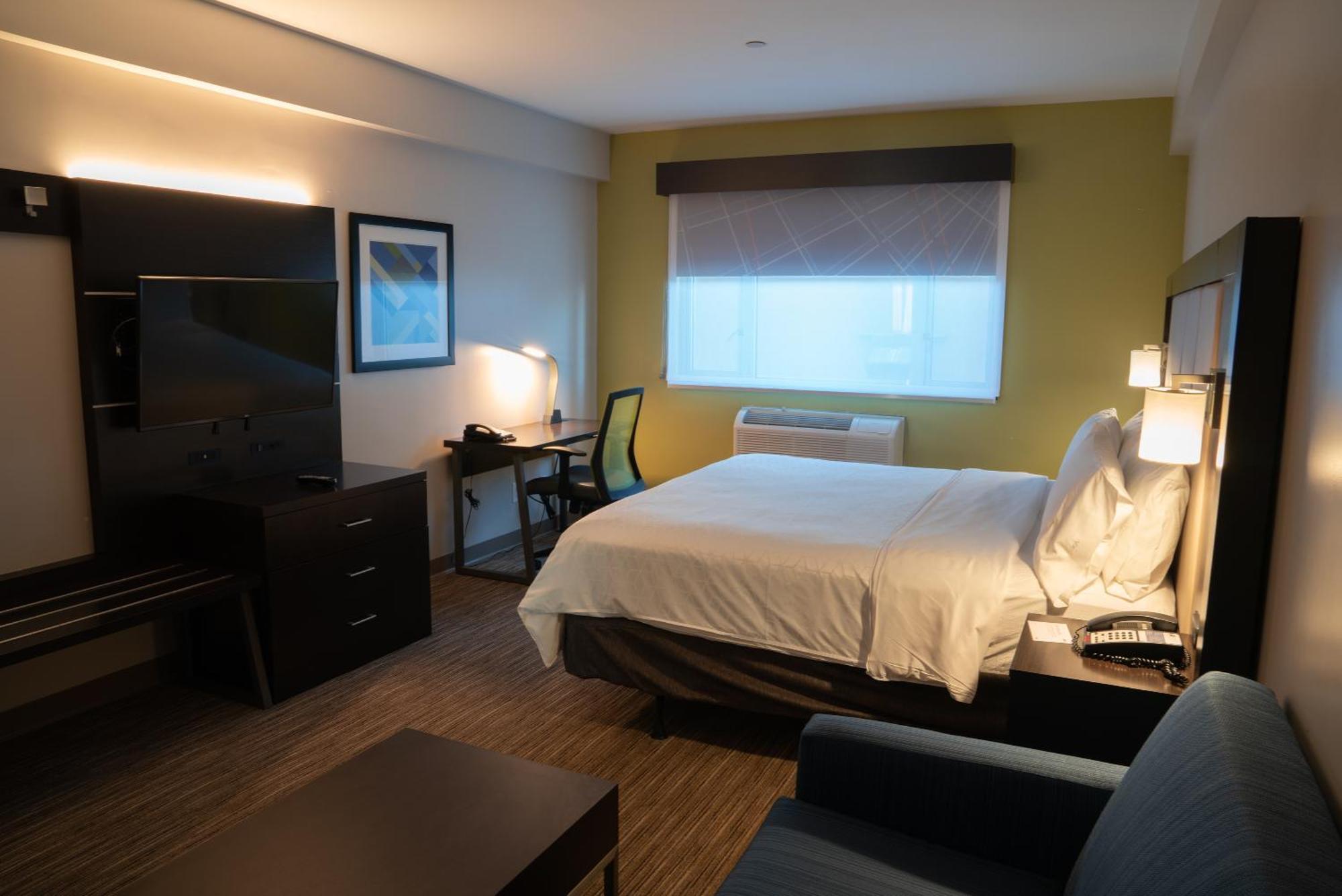 Holiday Inn Express Maspeth By Ihg New York City Exterior photo