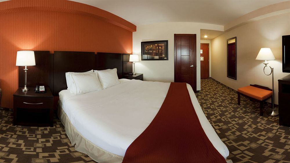 Holiday Inn Express Maspeth By Ihg New York City Exterior photo