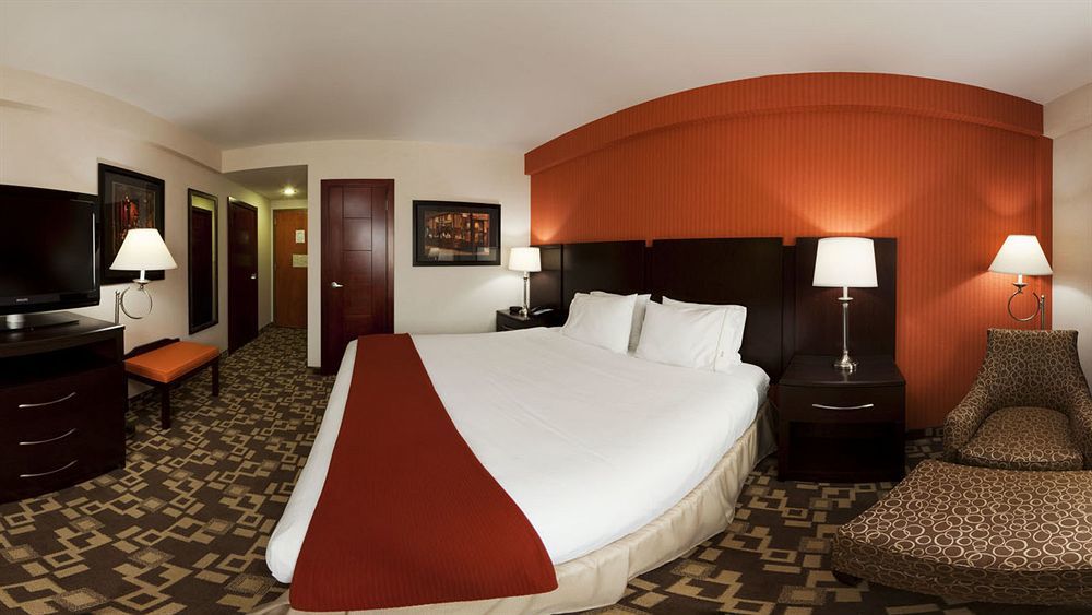 Holiday Inn Express Maspeth By Ihg New York City Exterior photo
