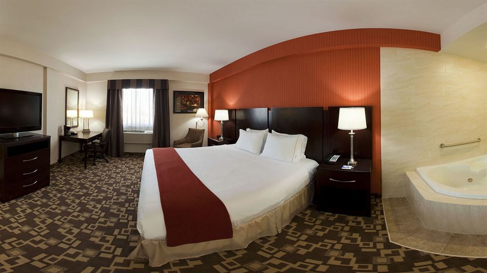 Holiday Inn Express Maspeth By Ihg New York City Exterior photo